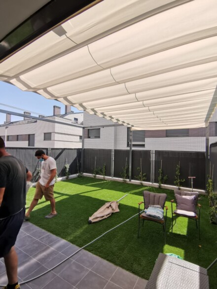 Comprar-pergolas-bioclimaticas-a-medida-para-el-jardin-de-mi-vivienda-2