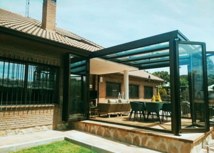 Comprar-pergolas-bioclimaticas-a-medida-para-el-jardin-de-mi-vivienda-3