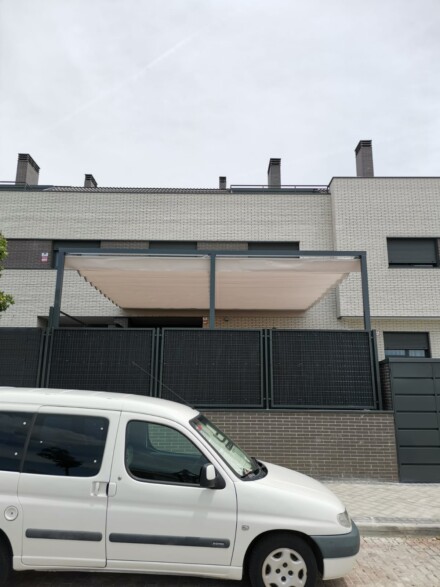 Instalacion-de-pergolas-bioclimaticas-retractiles-y-orientables-2
