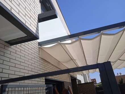 Instalacion-de-pergolas-bioclimaticas-retractiles-y-orientables-9-scaled